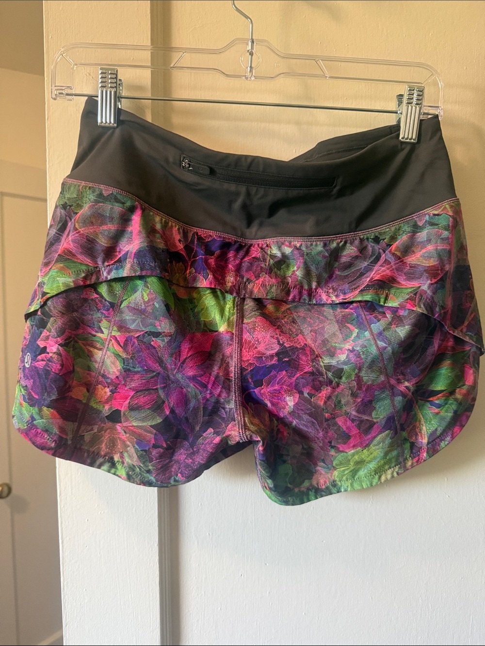 Lululemon LR Speed-Up shorts in Vivid Floral/Graphite Grey! Size 4! - Picture 3 of 3